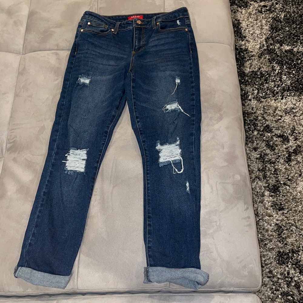 Hello! I am selling a pair of Guess jeans in the size 38 (US).